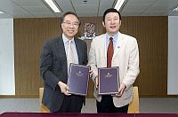 首都醫科大學副校長王曉民教授代表首醫(前右)、香港中文大學副校長鄭振耀教授(前左)代表中大簽署兩校合作協議
